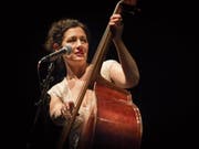 Delia Mayer zeigt sich immer wieder mal von ihrer musikalischen Seite, hier am Kontrabass anlässlich einer Aufführung ihrer «Crime Songs». Für 2018 plant sie ein neues eigenes Musikprogramm. (Bild: Benjamin Manser (St. Gallen, 1. März 2017).)