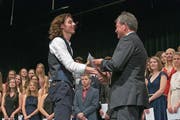 Nachdem Bildungsdirektor Res Schmid die Zeugnisse überreicht hatte, wurden diese ganz genau studiert. (Bild: André A. Niederberger (Stans, 24. Juni 2017))