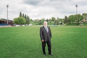 Daniel Remund im Leichtathletik-Stadion, wo sonst die FCL-Frauen spielen. (Bild: Roger Grütter (9. Mai 2017))