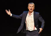 «Der Körper erzählt eine Geschichte»: Massimo Rocchi auf der Bühne. (Bilder: Gerry Ebner und Mike Kessler/profifoto.ch)