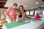 Catherine Loup hilft Vreni Würsch (links) beim Nähen einer Kochschürze, bei der Nähmaschine Besucherin Sonja Loup. (Bild Corinne Glanzmann)