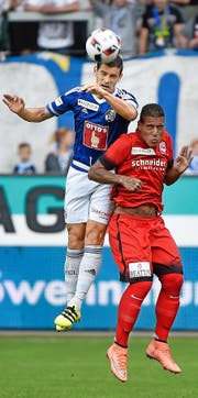 Ricardo Costa, hier im Duell mit Thuns Carlinhos, steht nach seiner Sperre wieder zur Verfügung. Bild: Freshfocus (Luzern, 20. August 2016)