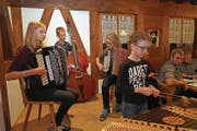 Von links: Jessica Bissig, Levin Imholz und Elena Bissig begleiteten Alina Imholz am Hackbrett, einem Instrument, das im Urnerland nur selten zu hören ist. (Bild: Franz Imholz (Spiringen, 15. September 2017))