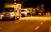 Rettungswagen aus den Kantonen Schwyz, Zug und Zürich wurden aufgeboten. (Bild: Geri Holdener, Bote der Urschweiz)