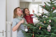 Wertvoller Baum: Elisabeth Taha (54) mit ihrer Enkelin Stella (3). (Bild: Dominik Wunderli (19. Dezember 2017))