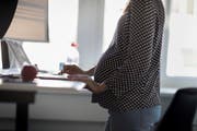 A pregnant woman works at a lectern in an office in Zurich, on September 21, 2017. (KEYSTONE/GAETAN BALLY) Eine schwangere Frau arbeitet am Stehpult in einem Buero in Zuerich, am 21. September 2017. (KEYSTONE/GAETAN BALLY) (Bild: GAETAN BALLY (KEYSTONE))