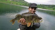 Kevin Epp mit dem 52 Zentimeter langen Egli, den er aus dem Seelisbergersee gezogen hat. (Bild: PD (Seelisberg, 24. Mai 2017))