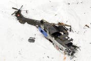 Am 30. März 2011 stürzte ein Helikopter des Typs Cougar im Urner Maderanertal während eines Ausbildungsflugs im Nebel ab. Der Fluglehrer und sein Schüler wurden schwer verletzt. (Bild: Keystone/Urs Flüeler)