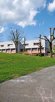 Sanierung anstelle eines Neubaus: Das Hergiswiler Schulhaus Grossmatt soll wie Phönix aus der Asche steigen. Bild: Matthias Piazza
