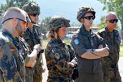 Isabella Niederberger (Bildmitte) im Kosovo: «Nach zwei intensiven Einsätzen im Kosovo interessiere ich mich natürlich für die Zukunft und Entwicklung dieses Gebiets.» (Bilder Swissint)