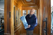 Der wohl grösste Sammelgegenstand: Jo Müller im «Palace»-Lift von 1905 mit Täfer aus Rosenholz, den auch Audrey Hepburn oder Sophia Loren benutzten. (Bild: Romano Cuonz / Neue NZ)