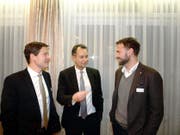 Ständerat Philipp Müller (Mitte) war zu Gast beim Gewerbeverband mit Präsident Edi Engelberger (rechts) und dem neu gewählten Vorstandsmitglied Christoph Baumgartner. Bild: Kurt Liembd (Buochs, 22. November 2016)
