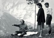 Fredi M. Murer vor 30 Jahren bei den Dreharbeiten zu «Höhenfeuer» mit den beiden Protagonisten Johanna Lier und Thomas Nock. Das Werk wurde letztes Jahr zum «besten Schweizer Film» aller Zeiten gekürt. (Bild www.trigon-film.org)