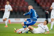 Der Luzerner Marco Schneuwly (Mitte) kämpft um den Ball. (Bild: Keystone / Ennio Leanza)
