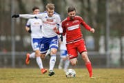 Im Gleichschritt zum Ligaerhalt? Hier duellieren sich der Surseer Gregory Gemperle (rechts) und der Buochser Fabian Nickel. (Bild Philipp Schmidli)