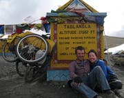 Stolz und aus der Puste: Sie bezwingen in Indien den zweithöchsten Pass der Erde. (Bild: PD)