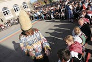 Der Wildmaa gibt den Älplerbeamten ein Schnäpschen aus, bevor er und das Wildwyb mit ihren Sprüchen reinen Wein einschenken. (Bild: Oliver Mattmann (Alpnach, 4. November 2017))
