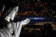 Der Blick vom Cristo Redentor auf das Maracana-Stadion in Rio, wo in der Nacht auf morgen die Olympischen Spiele eröffnet werden. (Bild: Getty/Chris McGrath)