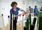 Annamarie Zieri putzt die Galerie in der Turnhalle, während sich Daniela Schurtenberger um das Mobiliar im Schulhaus kümmert. (Bilder Corinne Glanzmann)