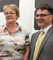 Die neue Präsidentin des Kunstvereins Uri, Elisabeth Fähndrich, mit dem scheidenden Präsidenten Valentin Bomatter. (Bild: Markus Zwyssig (Altdorf, 22. April 2017))