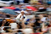 Papst Franziskus ist auf dem Weg zu seiner wöchentlichen Generalaudienz auf dem Petersplatz in Rom unterwegs. (28. Juni 2017) (Bild: Keystone)