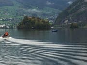 Das Boot konnte vor der Insel Schwanau lokalisiert werden. (Bild: Feuerwehr Lauerz)