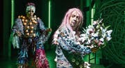 Elfenkönig Oberon (im Vordergrund: André Benndorff) und sein Hofnarr Puck (Wiebke Kayser) auf der Globe-Bühne des Luzerner Theaters. (Bild: Ingo Höhn/Luzerner Theater)