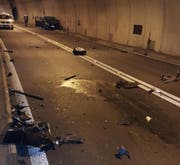 Trümmerteile auf der Fahrbahn. (Bild: Leserbild)