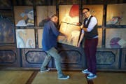 Beppi Baggenstos (links) und Stefan Wieland in einer Kulturstube in der Stanser «Linde». (Bild: Romano Cuonz)