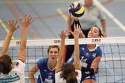 Eine von drei Ausländerinnen bei Volley Top Luzern: die Tschechin Leona Neumannova (am Ball). Bild: Philipp Schmidli (Luzern, 23. Oktober 2016)