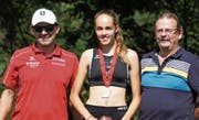 Das Obwaldner Erfolgstrio: Heimtrainer Thomi Rymann, Nadine Odermatt, Hochsprungtrainer Ruedi Nyffenegger (von links). Odermatt fährt an die Europäischen Olympischen Jugendspiele Györ (Ungarn). (Bild: PD)