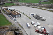 Auf dem Areal des Schwerverkehrszentrums Uri hat es Platz für 530 Lastwagen. (Bild: Urs Hanhart (Erstfeld, 16. März 2017))
