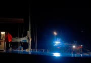 Eines der gestrandeten Segelboote schleppte man mit dem Rettungsboot zur Marina. (Bild: Geri Holdener, Bote der Urschweiz)