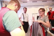 Trudy Gisler kleidet seit über 20 Jahren die jungen Sennen an der Kilbi ein. (Bild: Florian Arnold)