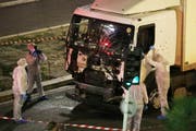 Die Spurensicherung bei der Untersuchung des LKW, mit dem der Attentäter in die Menschenmenge gerast ist. (Bild: AP (Keystone))