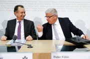 Peter Föhn, Ständerat SVP, argumentiert mit Philipp Müller, FDP, am Ende einer Medienkonferenz über die Umsetzung der Masseneinwanderungsinitiative. (Bild: Keystone)