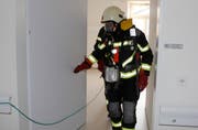 Unter Atemschutz kontrollierte man Zimmer für Zimmer. (Bild: Geri Holdener, Bote der Urschweiz)