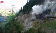 Der Fels wird gesprengt. Im Hintergrund das Dorf Arth. (Bild: SRF)