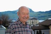 Chaschbi Gander, ein bekanntes Gesicht in der traditionellen Volksmusikszene, kann am 4. Januar 2018 seinen 90. Geburtstag feiern. (Bild: Monika van de Giessen (Beckenried, 2. Januar 2018))