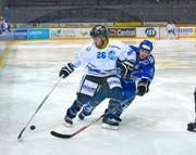 Luzerns Robert Tobler (links) im Duell mit Zugs Philipp Arnold. (Bild: Michael Wyss)
