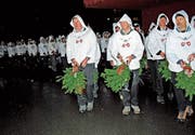 Treychler in Burdihemden prägten auch in Oberdorf den Chlauseinzug. (Bild: Rosmarie Berlinger (Oberdorf, 29. November 2017))