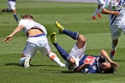 Gute Ausgangslage nicht genutzt: Der Auftritt des FCL, hier Adrian Winter am Boden, rief bei Sportchef Alex Frei grosse Enttäuschung hervor. (Bild Philipp Schmidli)