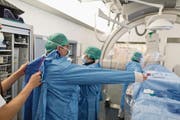 Muss ein Patient nach der Operation eine Nacht im Spital bleiben, tragen die Kantone einen Teil der Kosten. (Bild: Gaetan Bally/Keystone (Zürich, 9. April 2015))