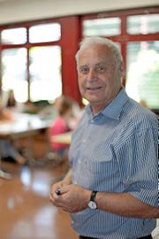 Rektor Walter Bachmann legte Wert darauf, auch selber im Schulzimmer zu stehen. (Bild Florian Arnold)
