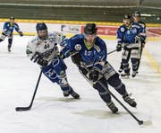 Der Luzerner Henrik Maurenbrecher (rechts) setzt sich gegen Zugs Topskorer Roman Marti durch. (Bild: Roger Grütter (Luzern, 11. Februar 2017))