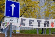 Ein Banner zu Ceta in Belgien. (Bild: AP Photo/Thierry Monasse)