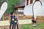 Daniela Kaiser und Hermann Suppiger haben das Ziel im Tempel Tigernest Taktshang auf über 3000 Metern über Meer erreicht. (Bild: PD)