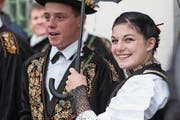 Der Regen am Nachmittag dauert nur kurz und kann die Stimmung nicht trüben. (Bild: Edi Ettlin (Beckenried, 12. November 2017))