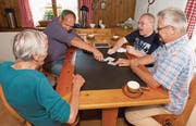 Nach dem Alpsegen wird gejasst: (von rechts) Wendelin Bucheli, René Deiss, Walter Arnold und dessen Mutter Agnes (90). (Bild: Christof Hirtler (Unterschächen, 19. Juli 2017))