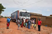 Der Lastwagen mit Hilfsgütern aus der Schweiz wird in Koudougou freudig empfangen. Links im Bild Joe Zumstein. (Bild: PD)